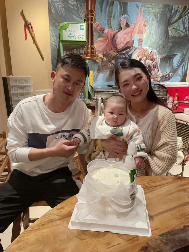 结婚2年纪念日的唯美句子发朋友圈，结婚两周年纪念日朋友圈说说图片？