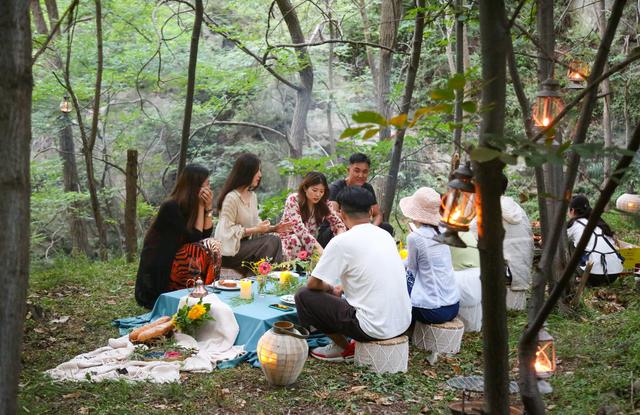 野餐朋友圈文案搞笑，野餐朋友圈文案短句？