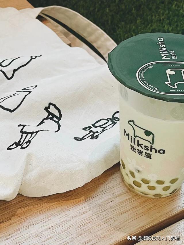 发朋友圈的手拿奶茶图片蜜雪冰城，发朋友圈的手拿奶茶图片高清？