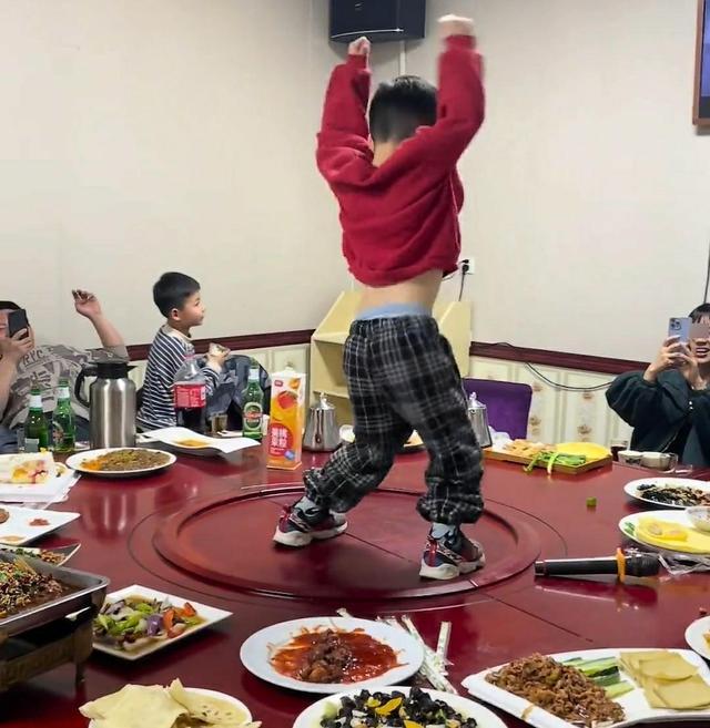 发孩子跳舞朋友圈怎么配文字说说搞笑，小孩子跳舞的视频发到朋友圈的说说怎么说？