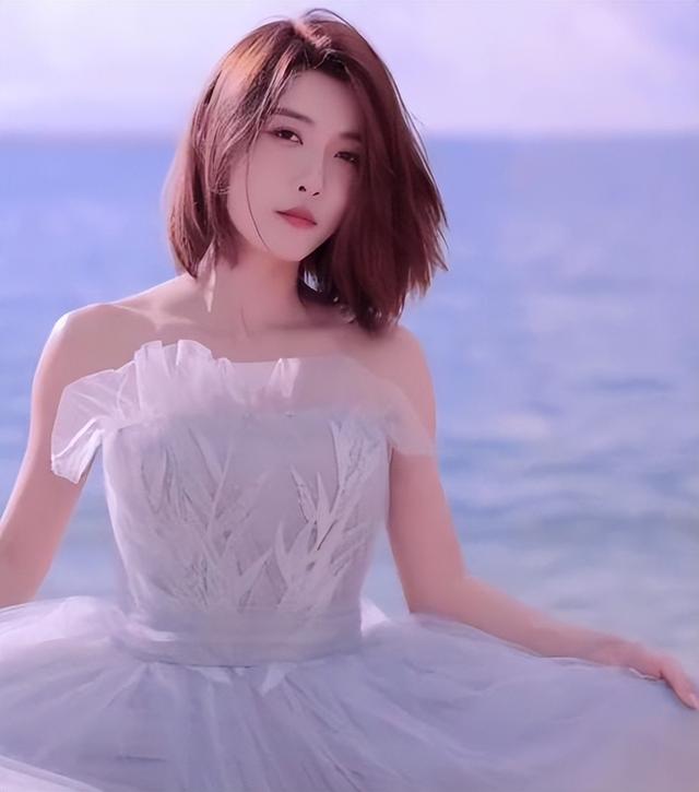 网红聂小雨拍沙滩大片，晒花絮视频发福利，网友不如痞幼好看