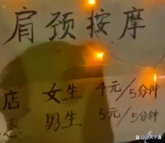 在大学摆摊买点什么赚钱（大学里摆摊什么赚钱）