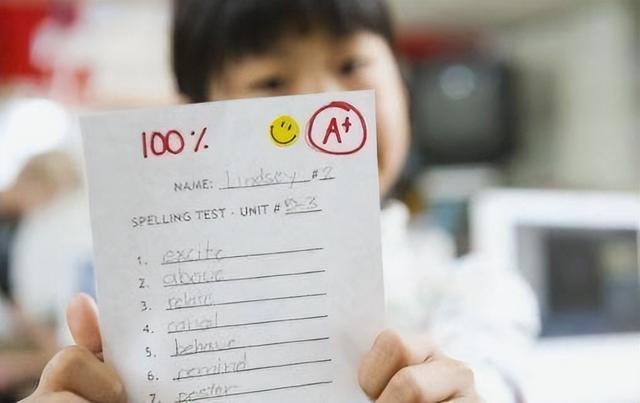 朋友圈晒孩子优秀成绩的句子和老师说的话，朋友圈晒孩子优秀成绩的句子和老师怎么说？