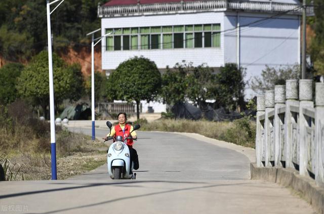 没啥学历的女生可以选择什么挣钱，女生没学历适合做什么工作工资高？