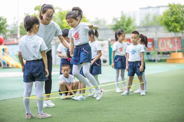 幼儿园简介广告宣传图片，幼儿园简介宣传栏内容图片