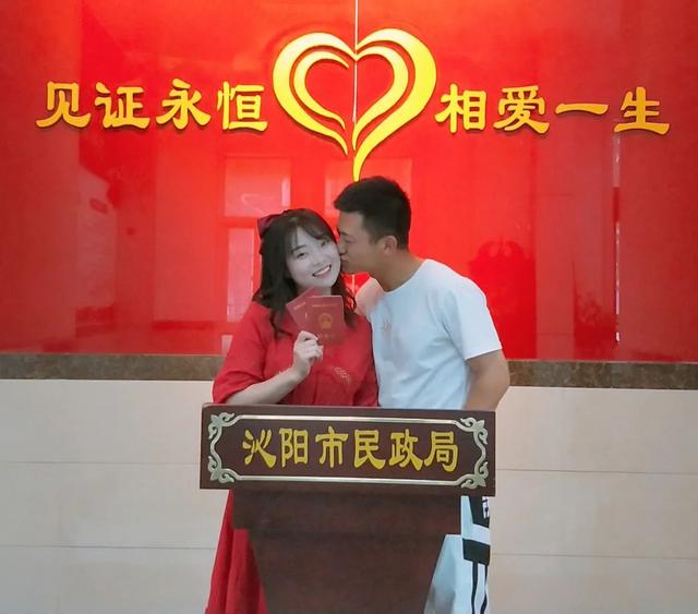 结婚2年纪念日的唯美句子发朋友圈，结婚两周年纪念日朋友圈说说图片？