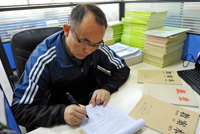 小学语文老师可以做哪些副业，初中语文老师能做什么副业？