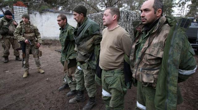 乌军直播虐打俄军战俘打赏1199元卸掉一条腿，1999元可阉割俘虏