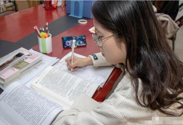 尴尬图片发朋友圈文字怎么写，发朋友圈尴尬的图片？