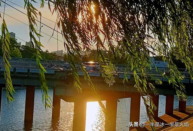 抖音轻飘飘的旧时光就这么溜走是什么歌，时光匆匆的歌词有哪些歌抖音歌曲？