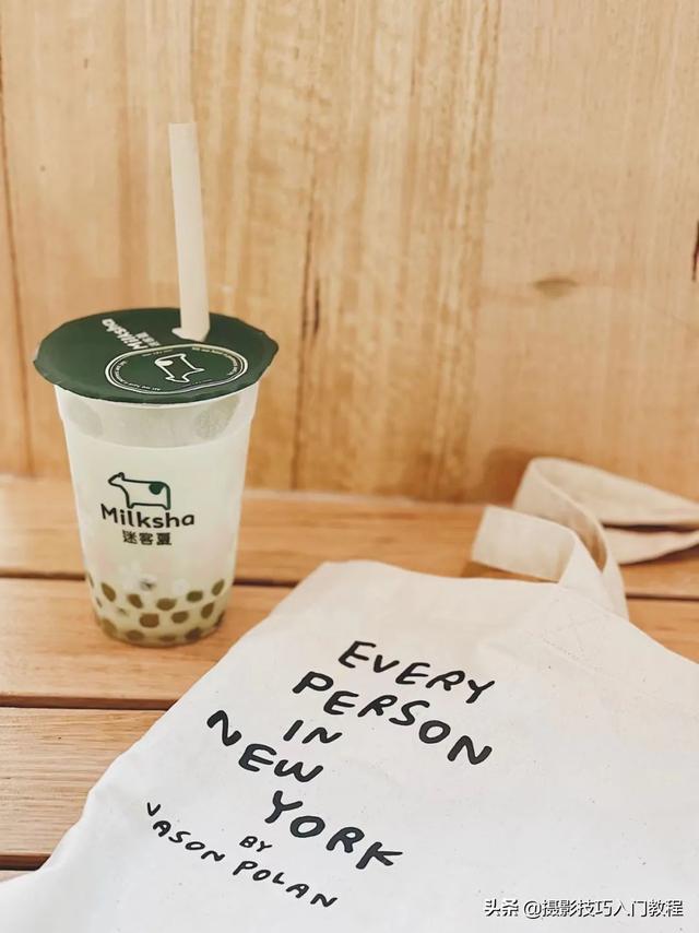 发朋友圈的手拿奶茶图片蜜雪冰城，发朋友圈的手拿奶茶图片高清？