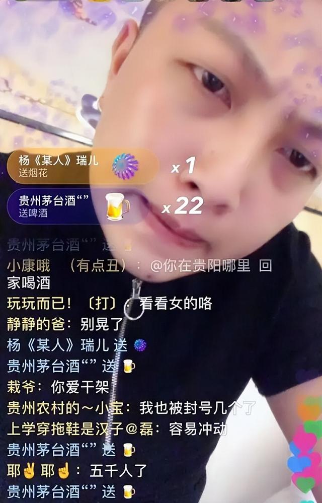 靠微信红包乞讨月入3万（2019年百万网红乞丐哥，每日收益上万元，却靠着“中介”抽油水）