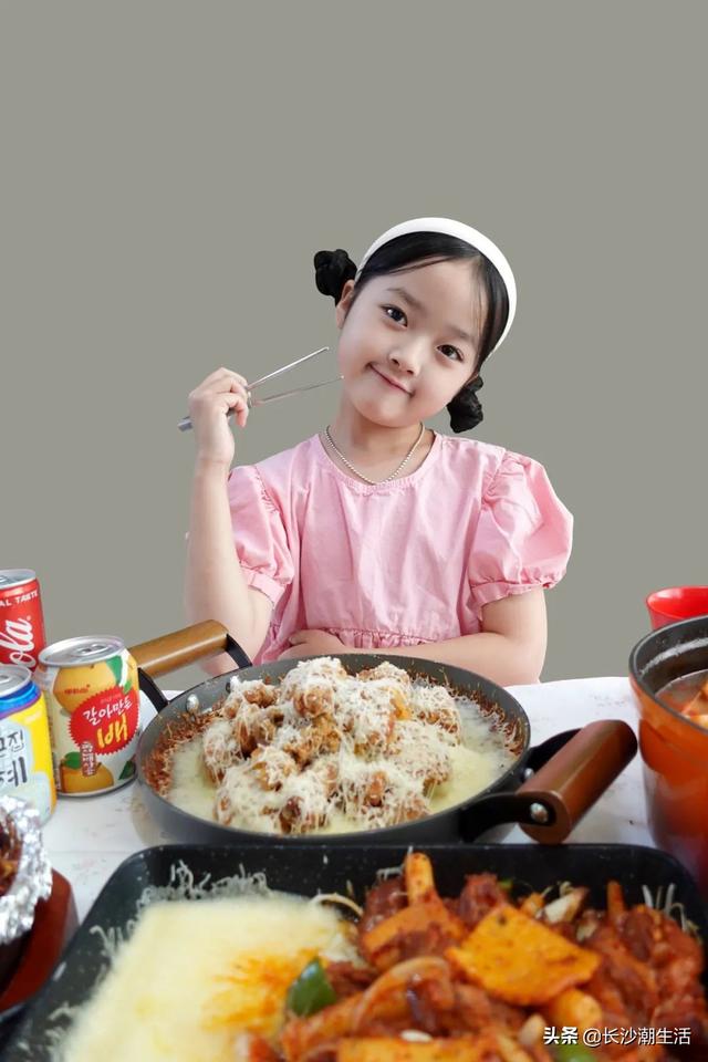 表情包韩国女孩黄夏温，微信表情包,一个小女孩韩国的