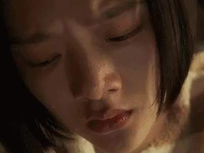 宝妈愿意和别人出轨吗，发现妈妈出轨要不要告诉家里人？