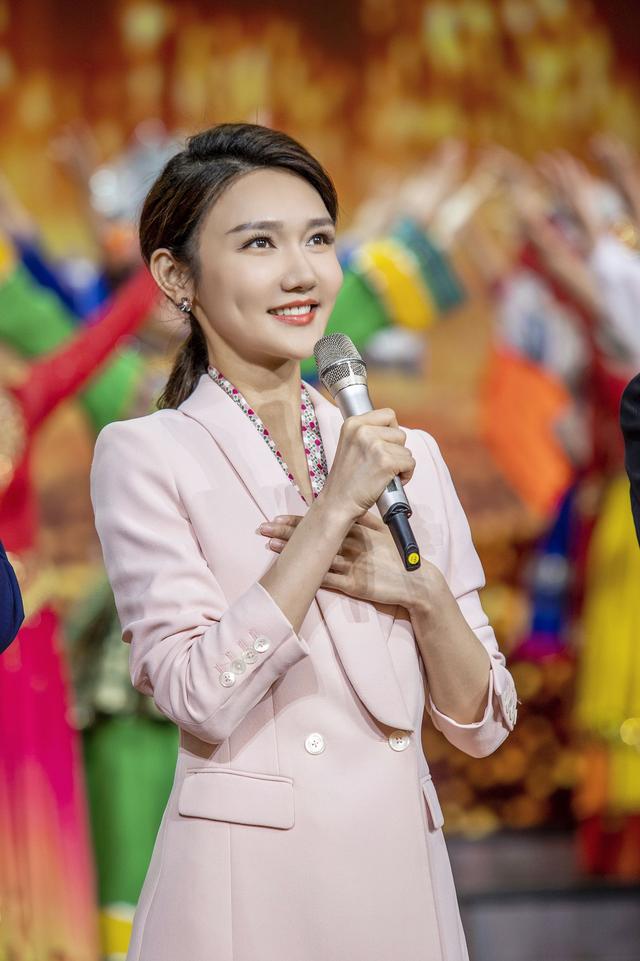 中央电视台新闻直播间女主持人名单及照片，新闻直播间女主持人名单及照片2021