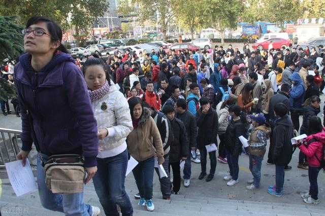去上海能赚钱吗，上海人靠什么挣钱？
