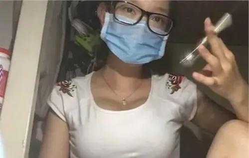 深夜路边直播的女网红，没有才艺没有互动，为什么还那么多人观看