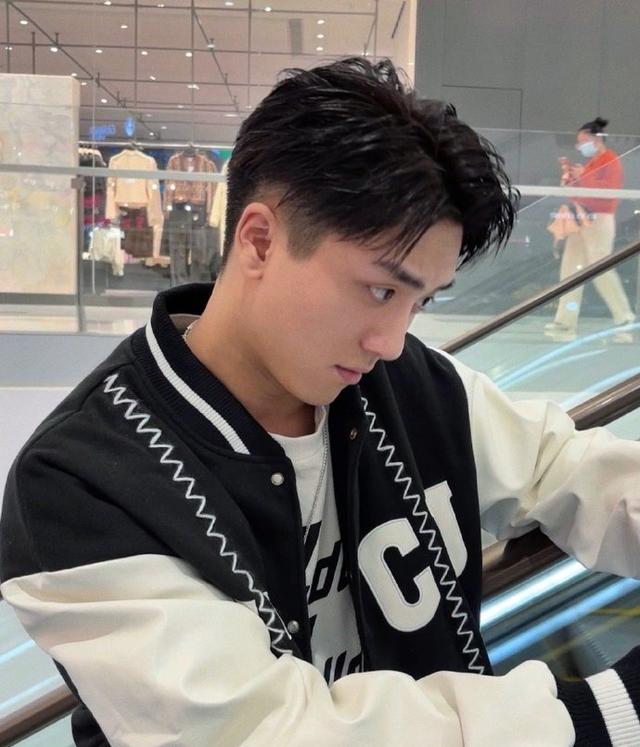 抖音以前有个叫迅猛龙的素颜，迅猛龙抖音网红声音？