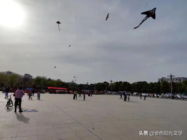 抖音上很火的自我介绍模板怎么做的视频，抖音超火的自我介绍模板？