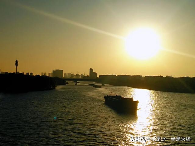 抖音轻飘飘的旧时光就这么溜走是什么歌，时光匆匆的歌词有哪些歌抖音歌曲？
