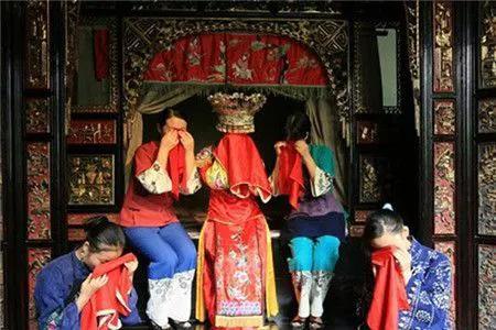 个伴娘红包一般给多少钱合适（4个伴娘红包一般给多少钱呢）"
