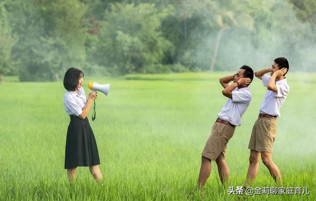 女儿在qq中亲密聊天小说，偷看女儿的QQ聊天记录被发现,怎么和她交流