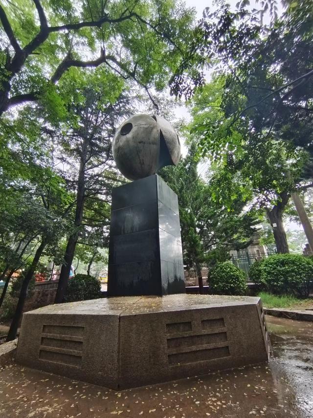 适合下雨天的朋友圈雨天唯美图片，下雨天的句子适合发朋友圈诗句？