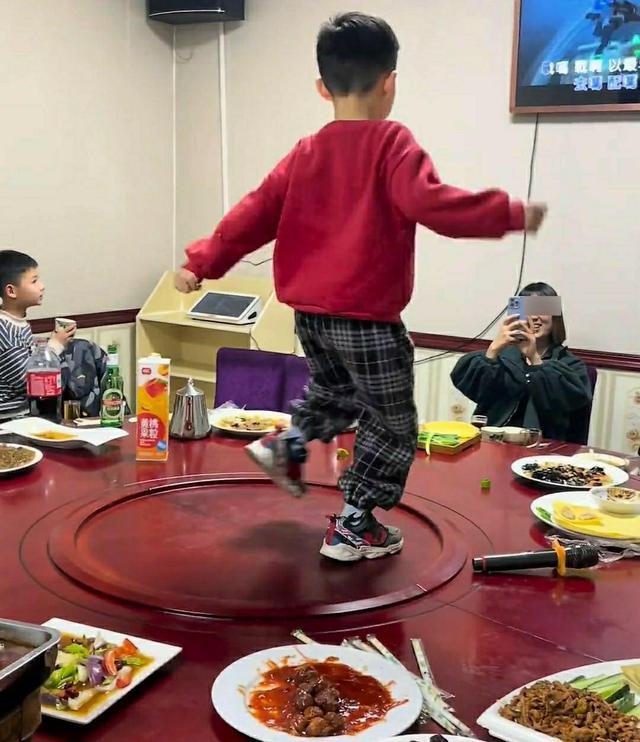 发孩子跳舞朋友圈怎么配文字说说搞笑，小孩子跳舞的视频发到朋友圈的说说怎么说？