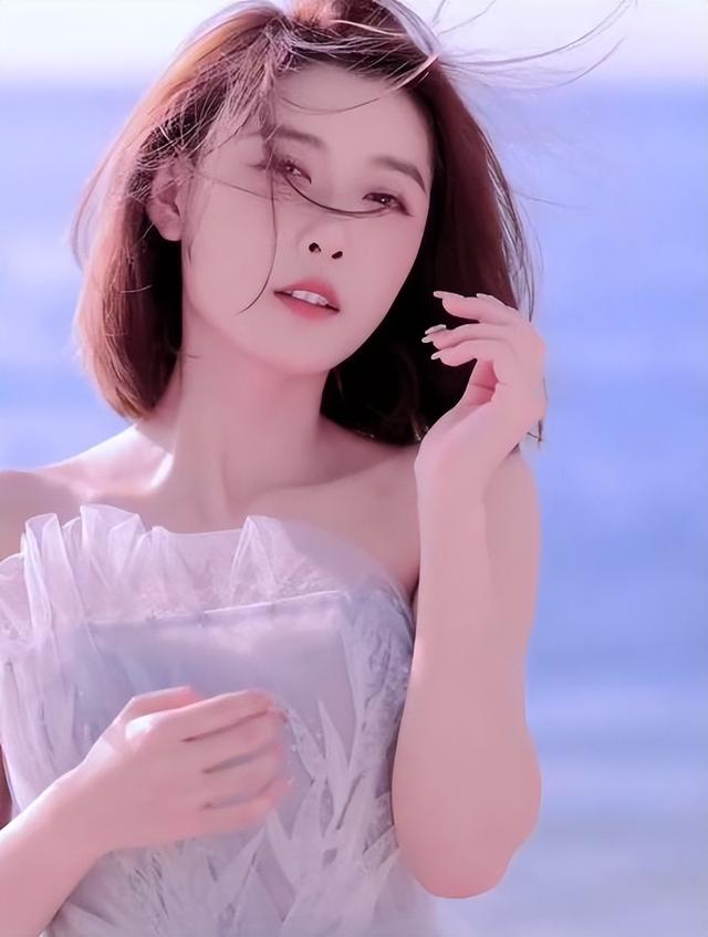 网红聂小雨拍沙滩大片，晒花絮视频发福利，网友不如痞幼好看