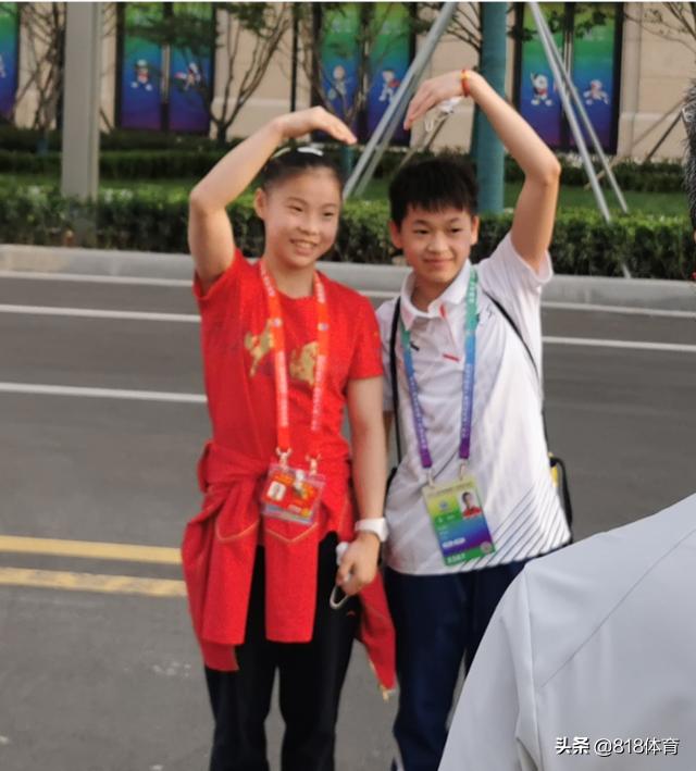 qq名片赞便宜快速秒赞平台，免费qq一万名片赞软件？