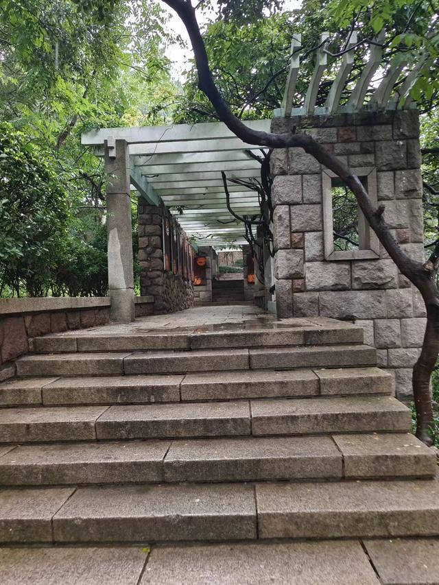 适合下雨天的朋友圈雨天唯美图片，下雨天的句子适合发朋友圈诗句？