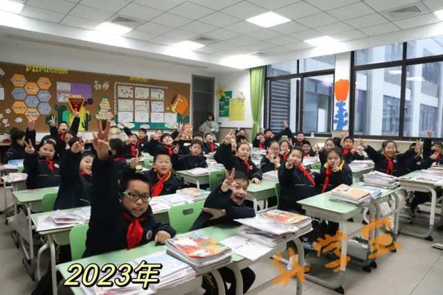 大学开学图片发朋友圈，大学开学图片发朋友圈文案？