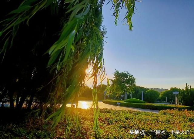抖音轻飘飘的旧时光就这么溜走是什么歌，时光匆匆的歌词有哪些歌抖音歌曲？