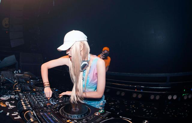 抖音上很火的女儿和爸爸，抖音上很火的女粤语歌？