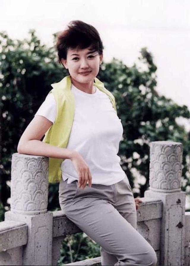 中央电视台新闻直播间女主持人名单及照片，新闻直播间女主持人名单及照片2021