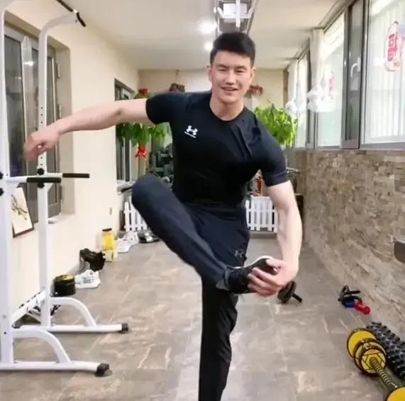 嘎子的抖音，抖音上有个简单哥是干什么的？