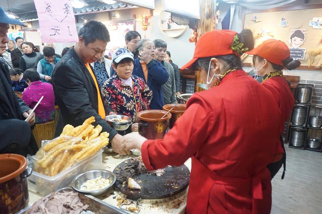 餐饮开店怎么吸引顾客十个妙招（开餐馆怎么吸引顾客）