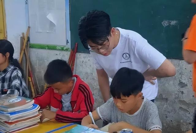 小学语文老师可以做哪些副业，初中语文老师能做什么副业？