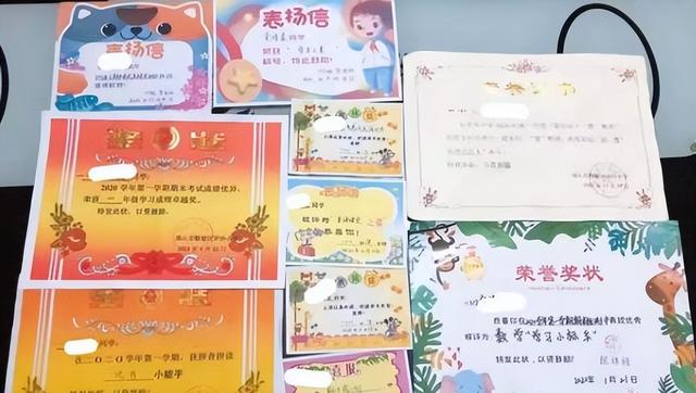 朋友圈晒孩子优秀成绩的句子和老师说的话，朋友圈晒孩子优秀成绩的句子和老师怎么说？
