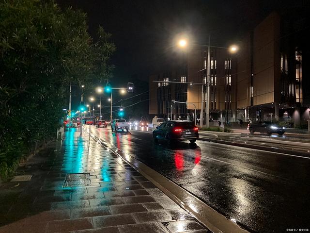 夜晚朋友圈文案短句，朋友圈夜晚文案创意短句？